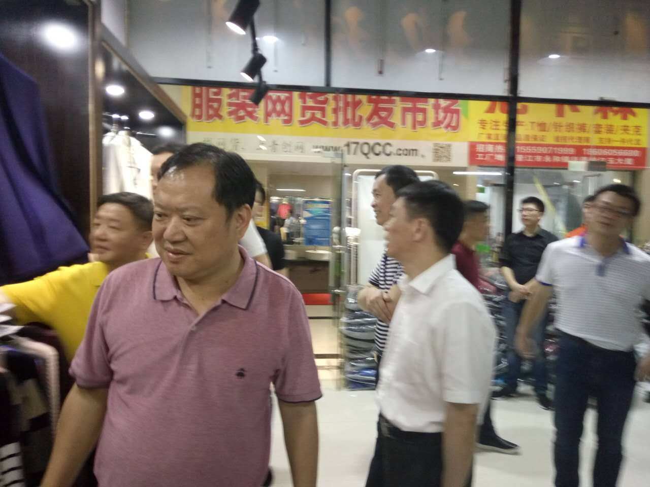 这个服装市场怎么那么多人,这里的服装生意好红火!