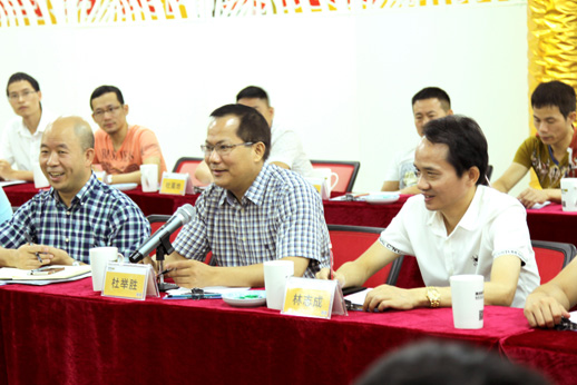 石狮市副市长杜举胜百忙之中参加了此次座谈会,他对京东高层到访石狮