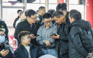 拼多多男装商家大会在石狮召开：聚焦“潮流好价”政策与2025年行业新机遇