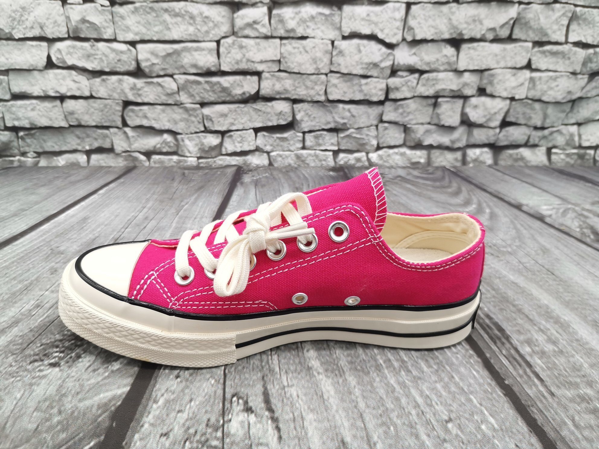 1970s玫红低帮帆布鞋男女鞋码数偏大一码 莆田鞋